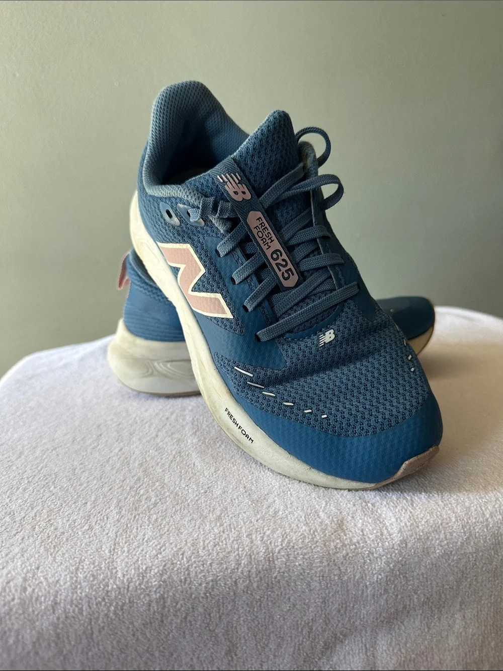 Girls New Balance fresh foam 625